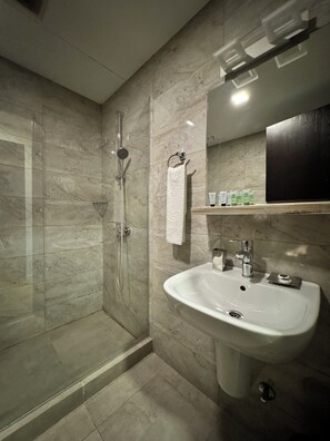 Standard Triple Room | Bilik Mandi | Gabungan pancuran/tab mandi, kelengkapan dandanan diri percuma 