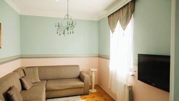 Deluxe Room | Living area | Flat-screen TV