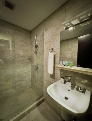Standard-Zweibettzimmer | Badezimmer | Bademäntel, Hausschuhe