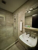 Habitación estándar con 2 camas individuales | Baño | Ducha y bañera combinadas y artículos de higiene personal gratuitos