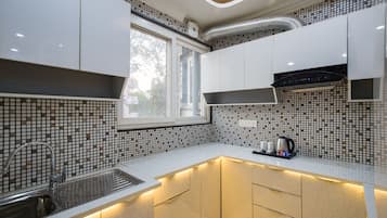 Executive Room, 1 King Bed, Accessible Bathtub, Balcony | Private kitchenette