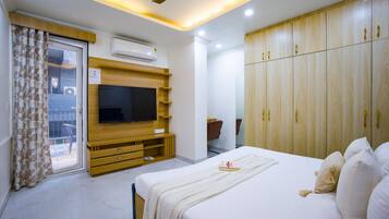 Executive Room, 1 King Bed, Accessible Bathtub, Balcony | Free WiFi, bed sheets