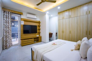 Executive Room, 1 King Bed, Accessible Bathtub, Balcony | Free WiFi, bed sheets