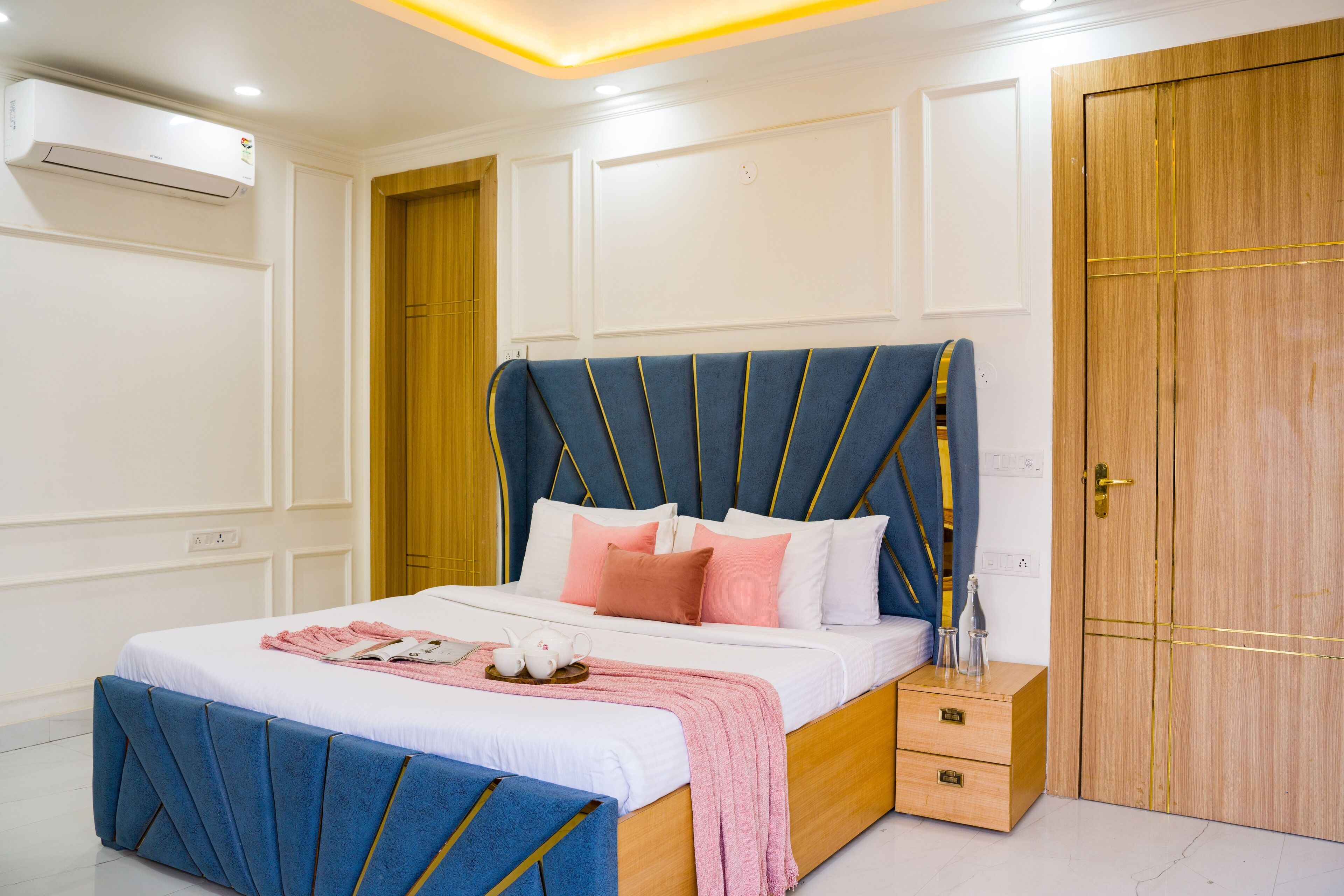 Classic Room, 1 King Bed, Accessible Bathtub, Balcony