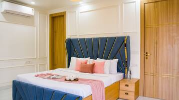 Classic Room, 1 King Bed, Accessible Bathtub, Balcony