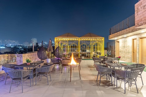 Alaya Stays Miyabi Executive Suite, Elegant 1-BHK Suite With Common Pool, Gym & Restaurant