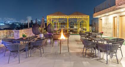 Alaya Stays Miyabi Executive Suite, Elegant 1-BHK Suite With Common Pool, Gym & Restaurant