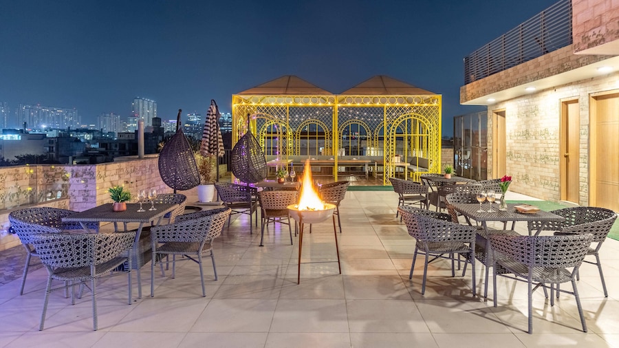 Alaya Stays Miyabi Executive Suite, Elegant 1-BHK Suite With Common Pool, Gym & Restaurant