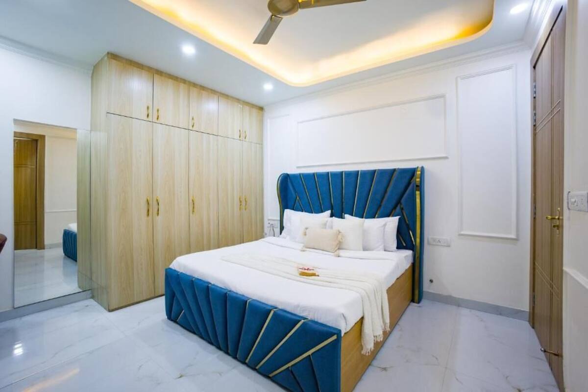 Luxe beddengoed, een bureau, een laptopwerkplek, gratis babybedden