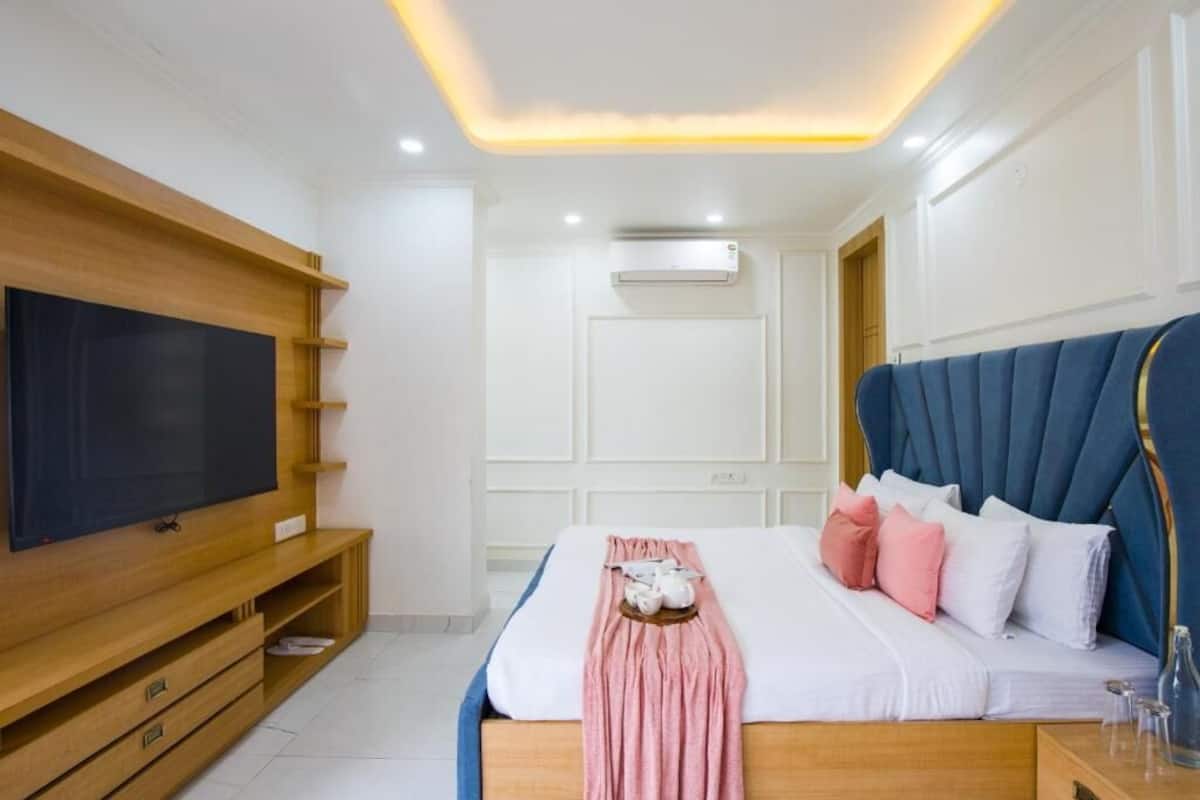Luxe beddengoed, een bureau, een laptopwerkplek, gratis babybedden