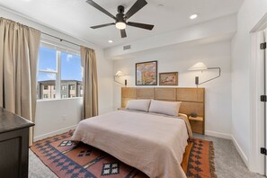 2 soverom, skrivebord, skrivebord for bærbar PC og strykejern/-brett