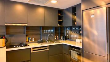 Apartamento luxo, vista para o mar | Cozinha privada | Geladeira grande, micro-ondas, fogão, cooktop