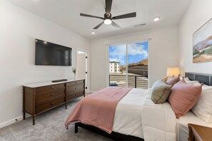 Casa de ciudad, 5 habitaciones | 5 habitaciones, escritorio y espacio para trabajar con laptop 