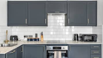 Refrigerador, microondas, horno, placa de cocina