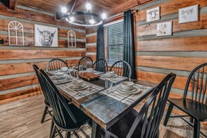 Cabin, 3 Bedrooms | Dining