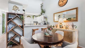 Condo, 2 Bedrooms | Dining