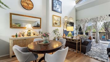 Condo, 2 Bedrooms | Dining