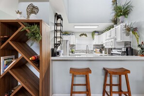 Condo, 2 habitaciones | Cocina privada | Refrigerador, horno, parrilla de estufa y cafetera y tetera 