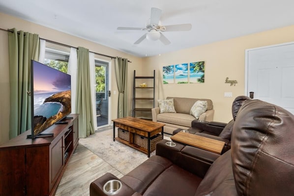 Condo, 2 chambres | Aire de séjour