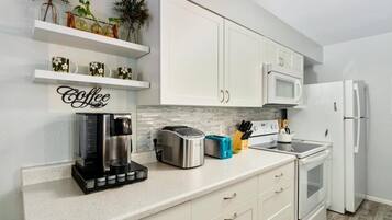 Condo, 2 Bedrooms | Private kitchen