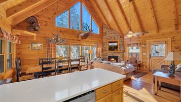 Cabin, 5 Bedrooms | Interior