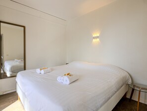 1 dormitorio, tabla de planchar con plancha, wifi y ropa de cama