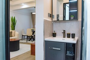 Classic Apartment, Balcony, City View | Bathroom