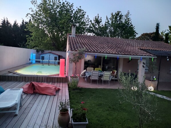 Outdoor dining - Villa with pool (Rochefort-du-Gard)