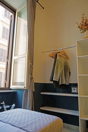 Dundyner, minibar, safe på rommet og skrivebord