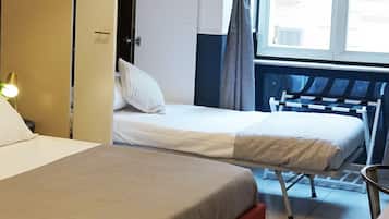 Minibar, brankas, meja kerja, dan Wi-Fi gratis