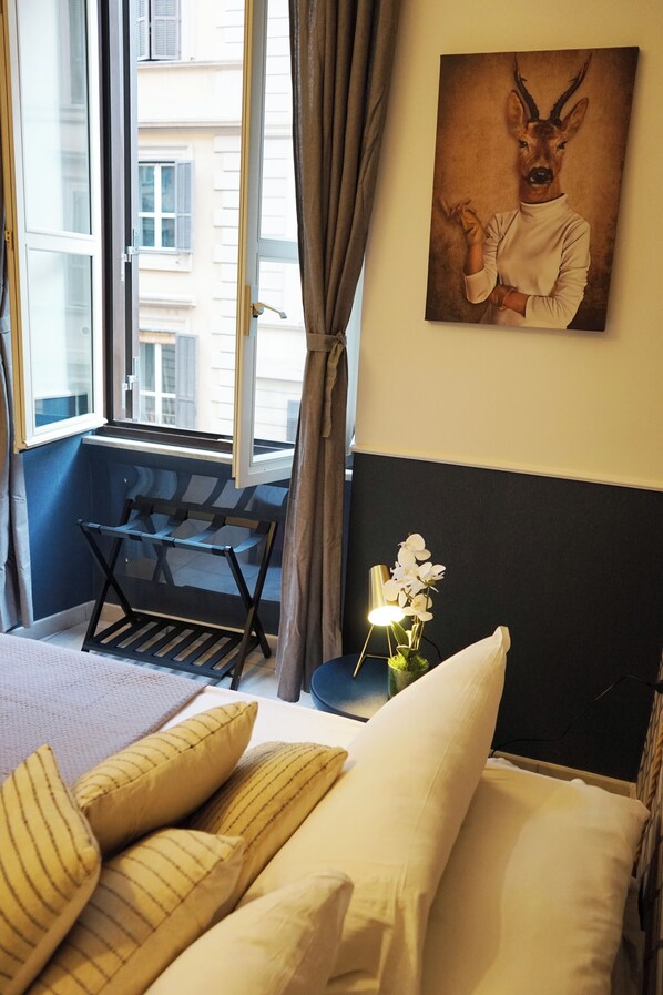 Edredones de plumas, minibar, caja fuerte y escritorio