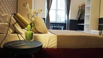 Minibaari, tallelokero huoneessa, työpöytä, ilmainen Wi-Fi