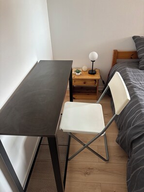 1 soveværelse, skrivebord, strygejern/strygebræt, weekendseng