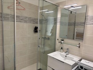 Douche, articles de toilette écologiques, sèche-cheveux