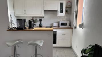 Een koelkast, een microgolfoven, een oven, een kookplaat