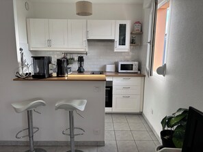 Køleskab, mikrobølgeovn, ovn, kogeplade