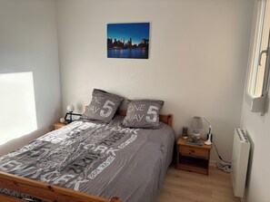 1 chambre, bureau, fer et planche à repasser, lit parapluie