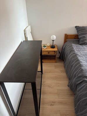 1 sovrum, skrivbord, strykjärn/strykbräda och resesäng