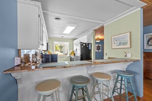 Fridge, microwave, oven, stovetop - Fore Your Delight-Pet Friendly Townhome (Pine Knoll Shores)