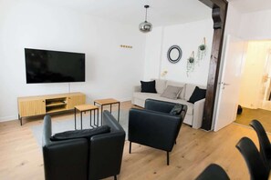 Tv, böcker och kontor