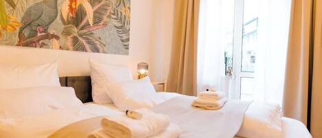 4 bedrooms, desk, iron/ironing board, travel crib