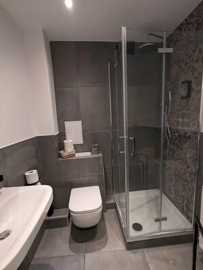 Dusche, Haartrockner, Handtücher
