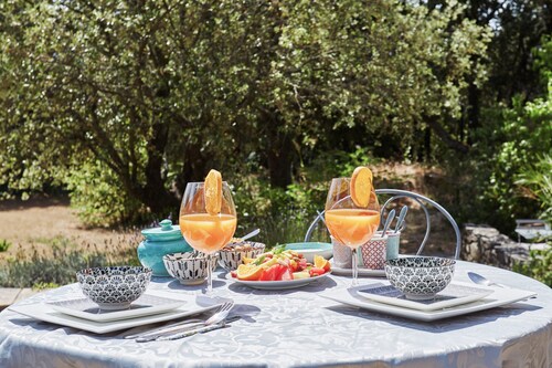 Charming property with tennis court and swimming pool in Provence