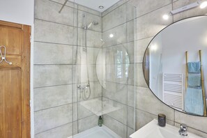 Hair dryer, towels, soap, toilet paper - Charming property with tennis court and swimming pool in Provence (Saint-Marc-Jaumegarde)