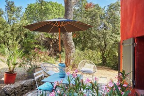 Outdoor dining - Charming property with tennis court and swimming pool in Provence (Saint-Marc-Jaumegarde)