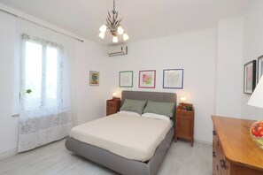 3 chambres, fer et planche à repasser, lit de bébé portatif