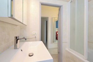 Douche, sèche-cheveux, bidet, serviettes fournies