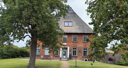 "Abendlicht" in the thatched-roof house, upper floor, 57 m², accommodates up to 4 people