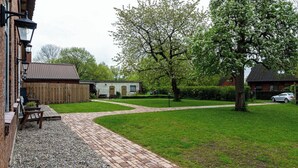 Property grounds - "Himmelsnest" at Hof Wiesentau - Life in a thatched-roof house, 65 m², sleeps 4–5 (Bösdorf)
