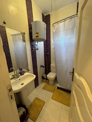 Regadera, bidet, toallas, jabón 